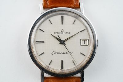 gros plan d'une montre sur une surface blanche