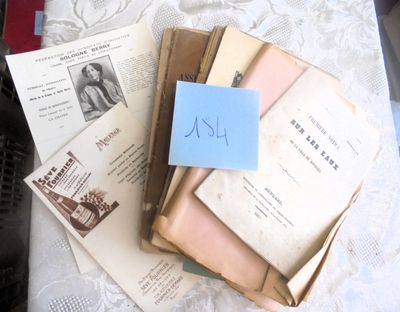 de nombreux livres anciens posés sur une table, sur laquelle se trouve un mot