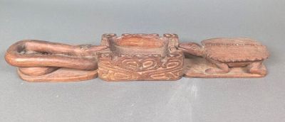 une figurine posée sur une table