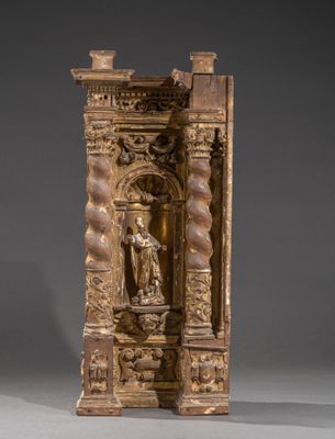 une image représentant une statue en or d'une femme dans une niche