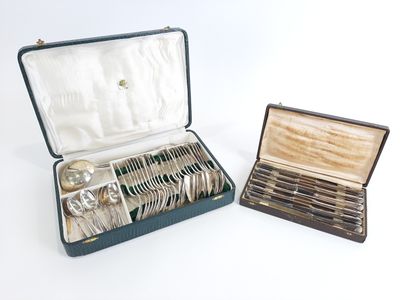 des couverts dans un coffret et un ensemble de fourchettes et de cuillères