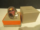 une boule de verre contenant une fleur, placée dans une boîte