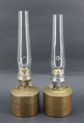 paire de lampes anciennes en laiton et en verre, montées sur des socles en bois