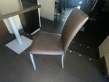 une chaise qui se trouve au milieu d'une pièce