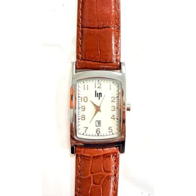 gros plan d'une montre sur une surface blanche