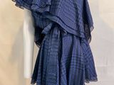 une photo d'un mannequin portant une robe bleue à volants