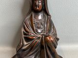 figurine en bronze représentant une femme assise en position de méditation