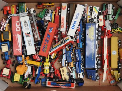 une boîte remplie de petites voitures et de petits camions qui s'y trouvent