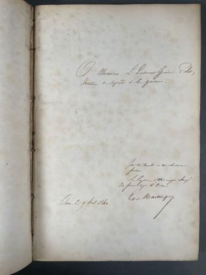 un livre ouvert avec une écriture dessus, posé sur une table