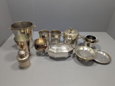 un assortiment d'argenterie posé sur une table dans une pièce