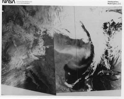 une photo en noir et blanc d'une image satellite représentant une vaste étendue d'eau
