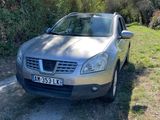 La voiture est garée sur le bord de la route, dans l'herbe.
