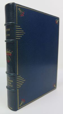 un vieux livre bleu aux tranches dorées, orné d'une rose rouge sur la couverture