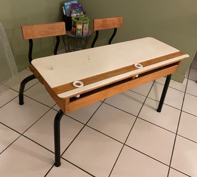 un bureau en bois avec deux chaises et une bibliothèque
