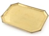 plateau plaqué or sur fond blanc avec fond blanc