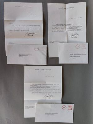 Plusieurs enveloppes de différentes tailles sont posées sur le réfrigérateur.