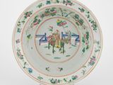 une assiette sur laquelle figure l'image d'un homme et d'une femme