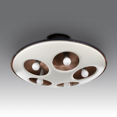 une lampe suspendue au plafond de la pièce