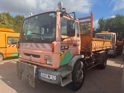 un camion rose garé sur un parking