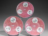 trois assiettes roses et blanches ornées de motifs floraux