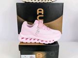 une paire de baskets roses posée sur une boîte