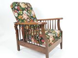 une image d'une chaise dont l'assise est recouverte d'un rembourrage floral