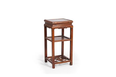 une petite table en bois avec un plateau en verre sur fond blanc