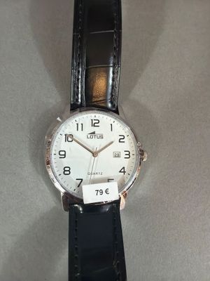 une montre posée sur une table