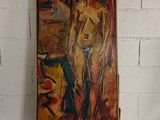 un tableau représentant une femme debout à côté d'un tableau posé sur un chevalet