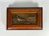 une photo d'un tableau représentant un oiseau, dans un cadre en bois