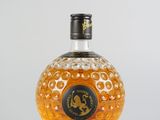 gros plan d'une bouteille d'alcool sur une surface blanche