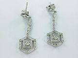 paire de boucles d'oreilles en diamant sur fond blanc