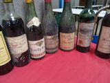 plusieurs bouteilles de vin sont alignées sur une table