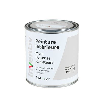 le pot de peinture est blanc et porte une étiquette noire