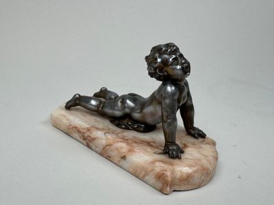 statue d'une femme allongée sur un socle en marbre, sur fond blanc