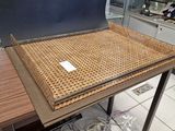 une table sur laquelle est posé un panier, dans un magasin