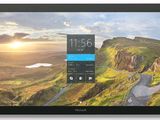 un gros plan d'une tablette posée sur une surface blanche, avec une montagne en arrière-plan