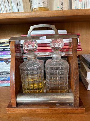 deux bouteilles posées sur une table en bois