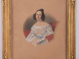 une vieille photo d'une femme en robe blanche assise sur une chaise rouge
