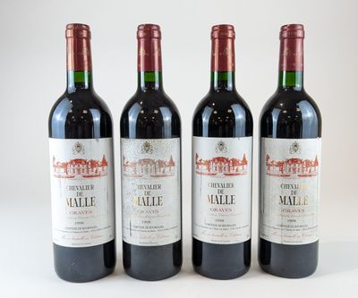 trois bouteilles de vin sont alignées sur une surface blanche