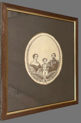 une vieille photo de famille dans un cadre accroché au mur