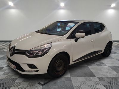 la voiture blanche est garée sur un sol en damier dans le garage