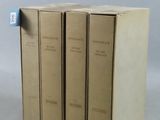 trois livres superposés sur une table