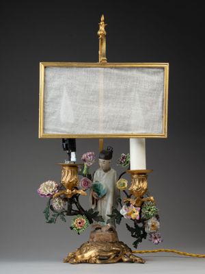une lampe posée sur une table sur laquelle se trouve une photo