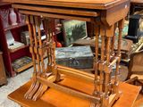 une table en bois sur laquelle se trouve un miroir