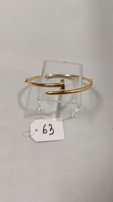 Gros plan sur un bracelet en or portant une étiquette