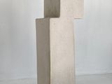 des blocs de béton empilés les uns sur les autres sur une surface blanche
