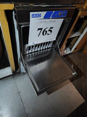 un lave-vaisselle sur lequel figure un numéro