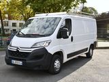 une camionnette blanche garée dans un parking