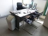 un bureau sur lequel se trouvent une poubelle et un ordinateur